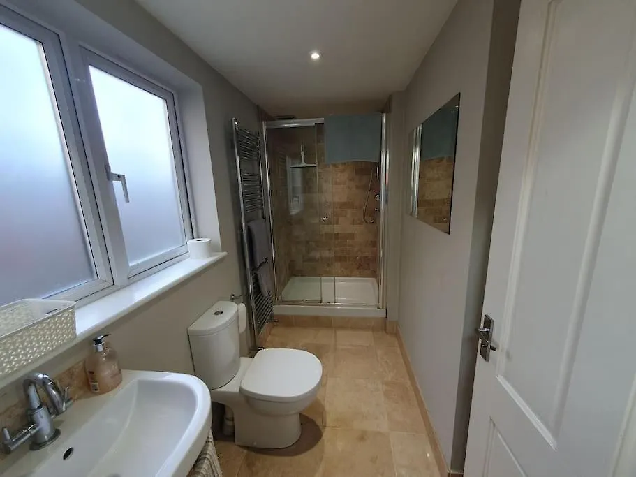 Merton House, Fully Serviced Studio Apartment West Molesey