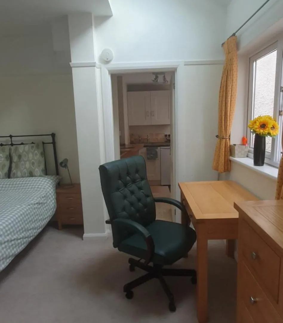 Merton House, Fully Serviced Studio Apartment West Molesey 0*,  United Kingdom